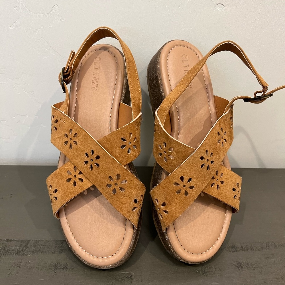 Old Navy Girls Faux Suede Platform Sandals in Cognac Brown size 3